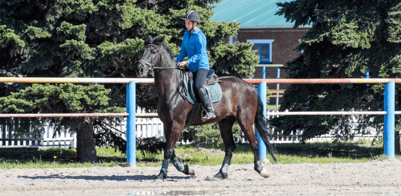 Eleve qui prend un cours d'équitation