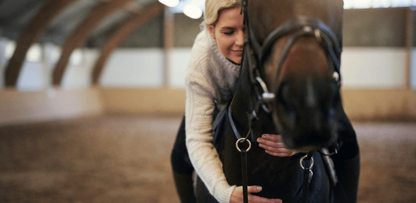 Cavalière passionnée fait de l'équitation